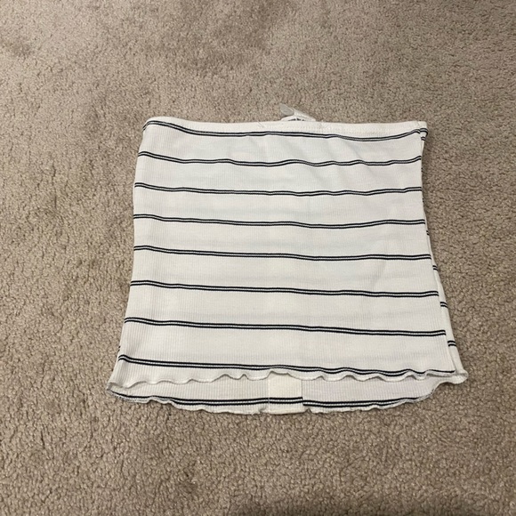 Caution to the wind black and white tub top - Picture 2 of 3